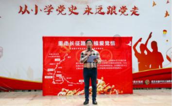 阿姨三轮车打不着火，独自推车吃力上坡，路过男子果断伸出援手